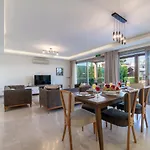 Deluxe Villa Emilie With Private Swimming Pool