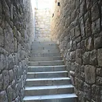 Oezel Havuzlu Tas Villa