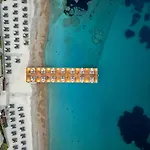 2-Bedroom Beachfront Flat With Hotel Amenities