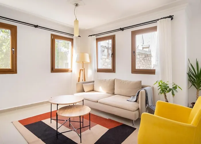 Central Stone House, 2Br, Cozy, Spacy, Terrace, Fast Wifi, Parking