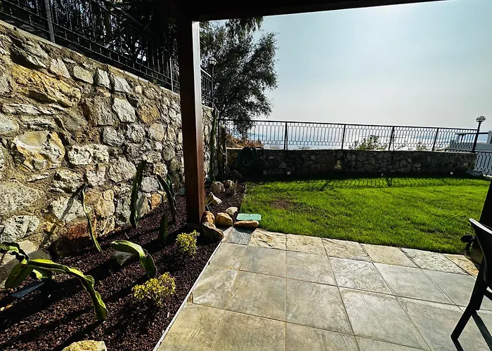 Deniz Manzarali Tas Villa