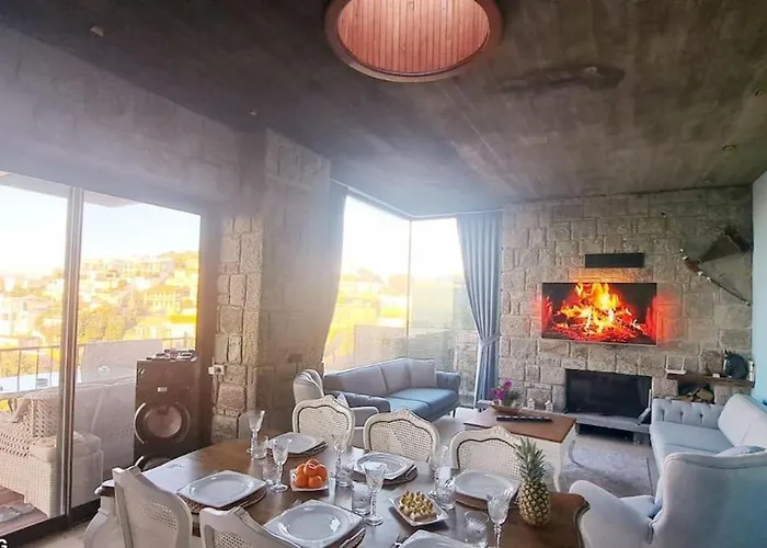 Oezel Havuzlu Tas Villa