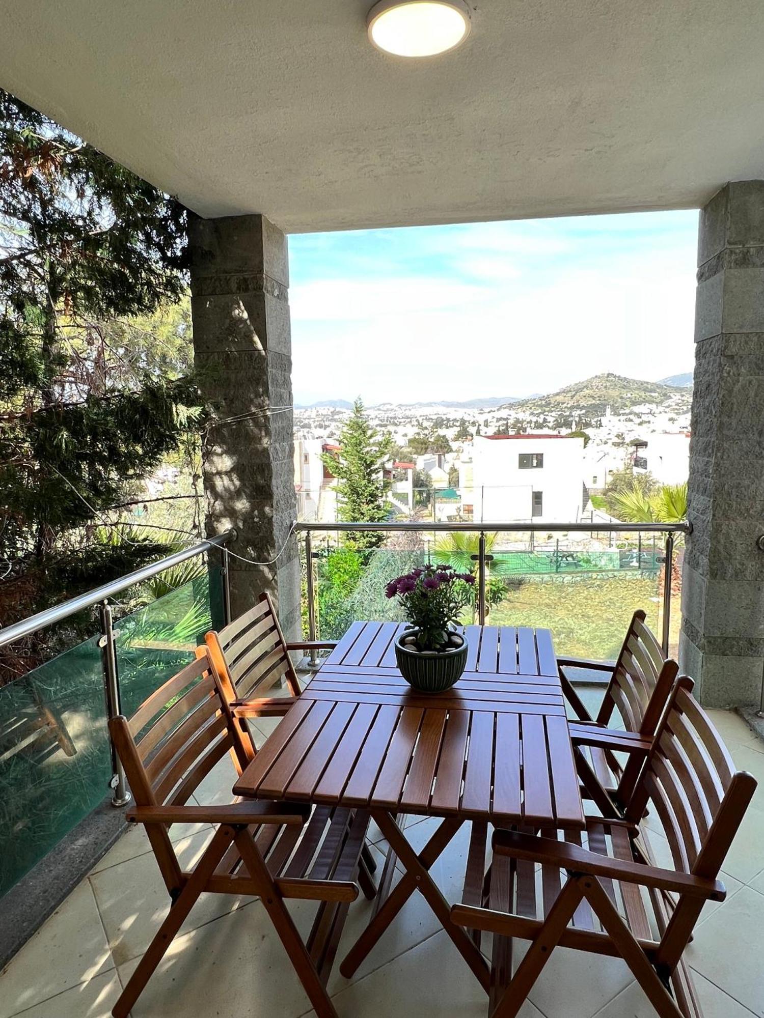 2+1 House In Center With Sea View And Big Private Garden Apartment Bodrum