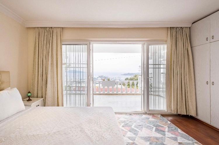 Villa Burcu , Magnificent Sea View, Cozy, Free Otopark, Free Wifi *