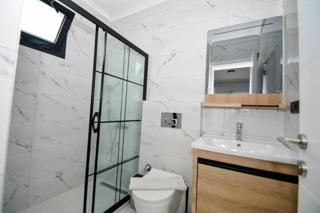 300m To 2 Bedroom Upstairs Flat With Pool - Yeni Duenya B2 *