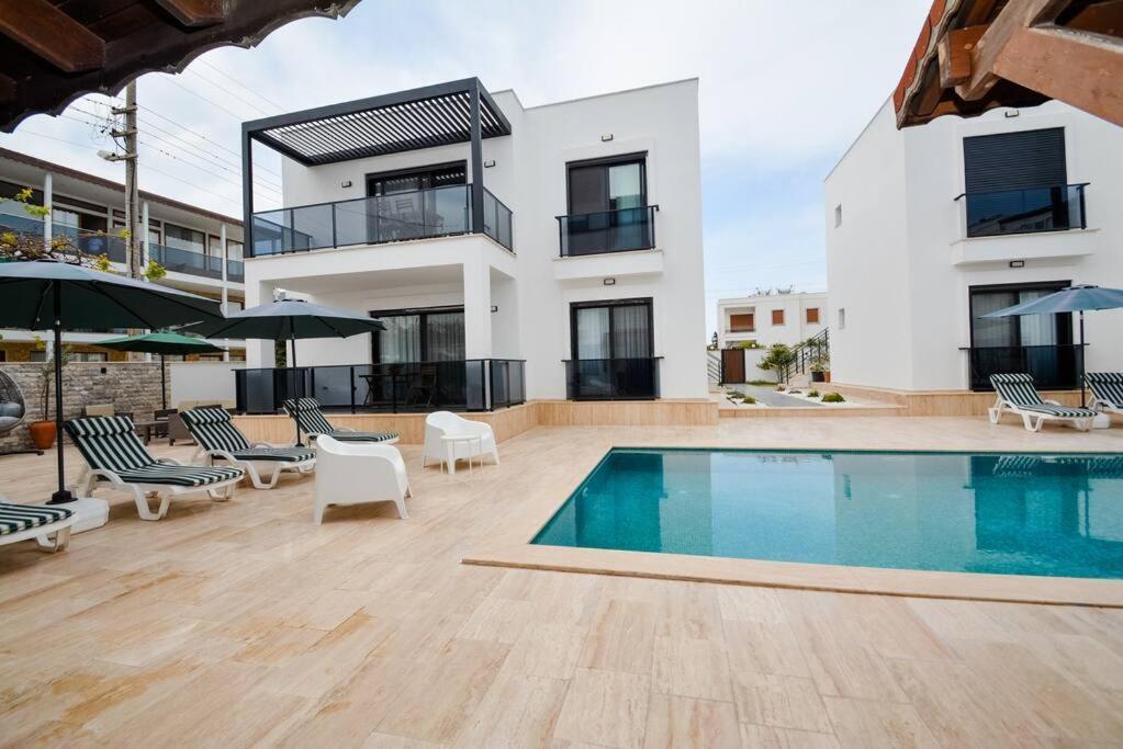 Daire 300m To 2 Bedroom Upstairs Flat With Pool - Yeni Duenya B2 *