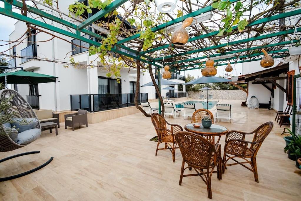 300m To 2 Bedroom Upstairs Flat With Pool - Yeni Duenya B2 *