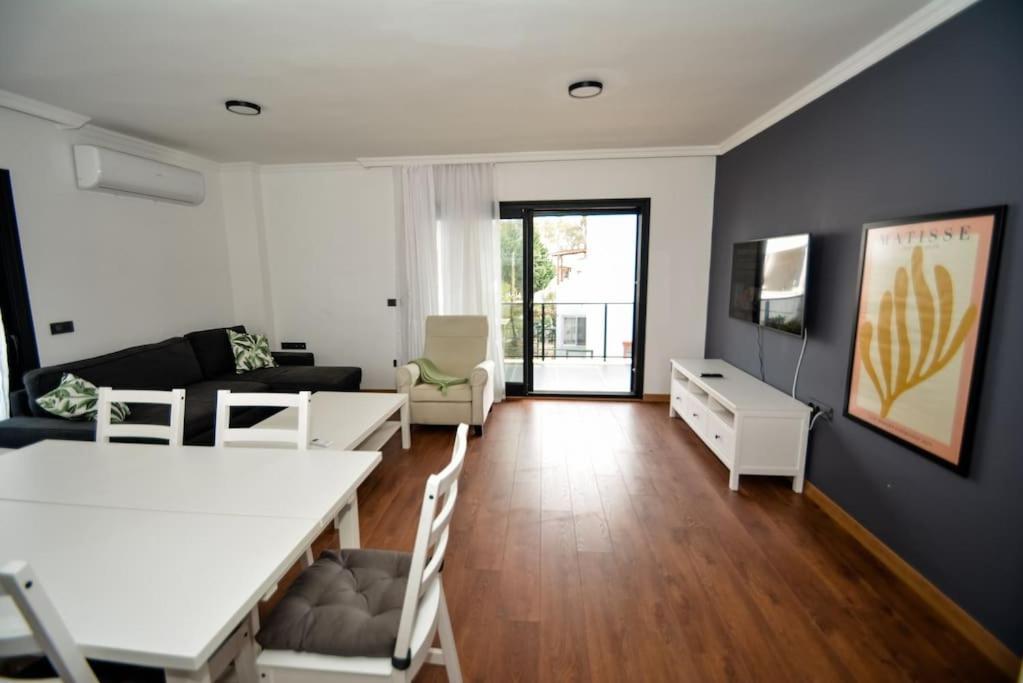 300m To 2 Bedroom Upstairs Flat With Pool - Yeni Duenya B2 Daire