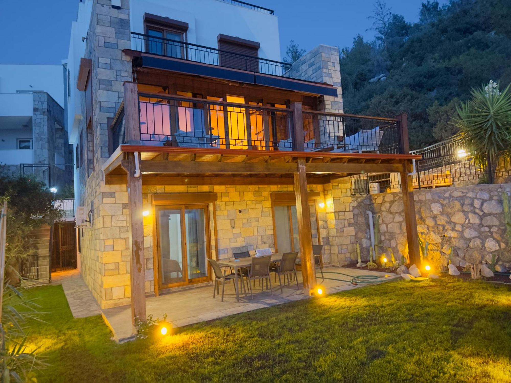 Deniz Manzarali Tas Villa *