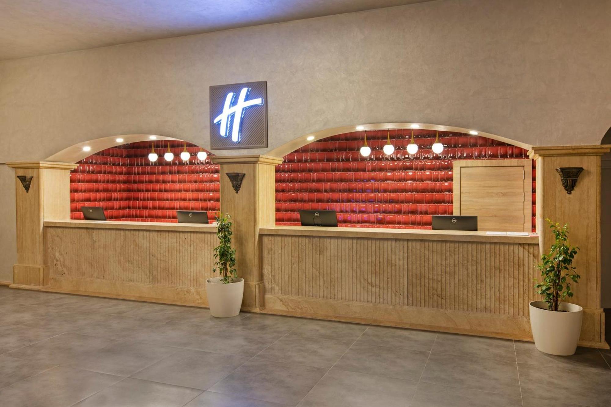 By Ihg