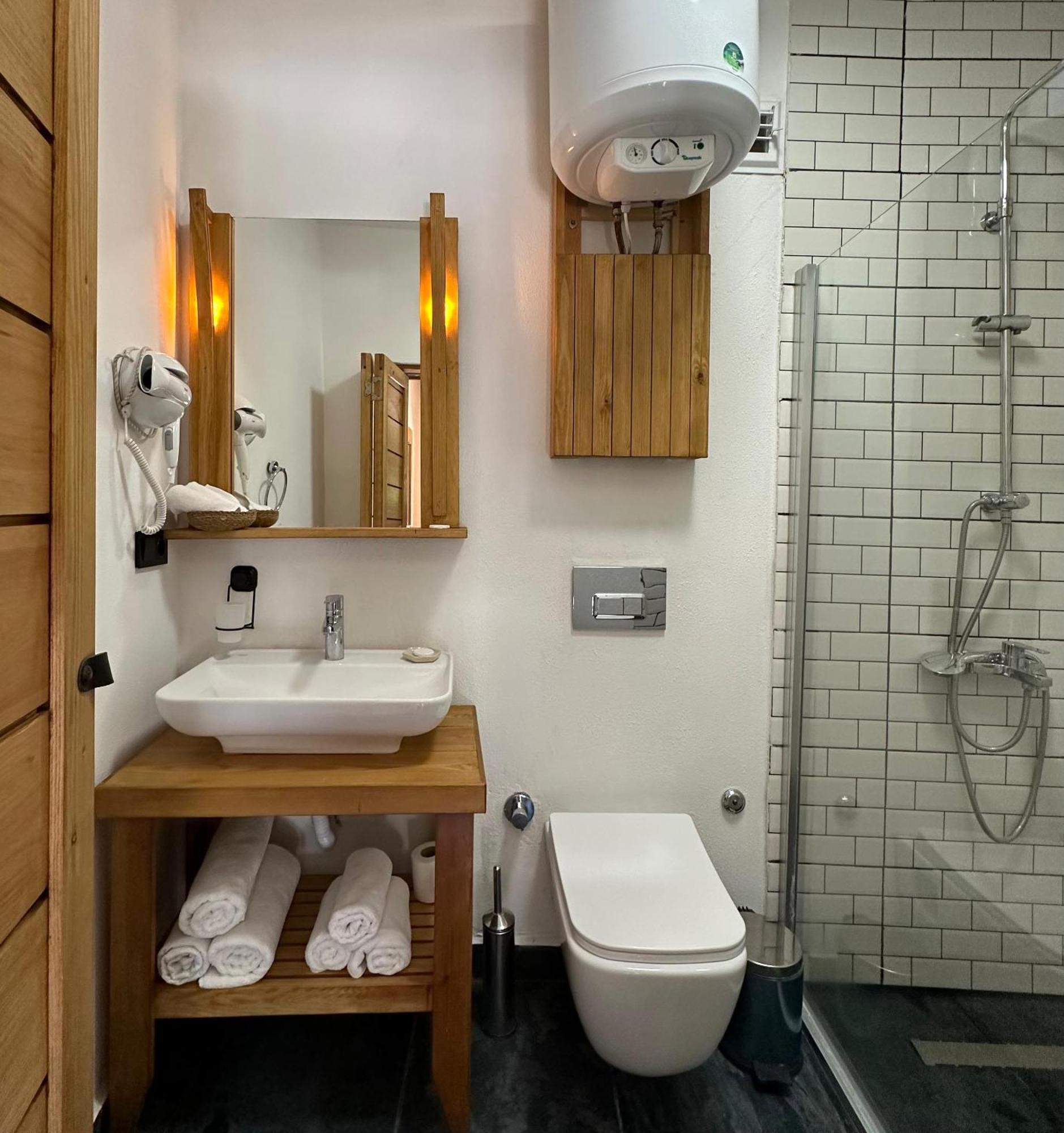 Konagi Hotel *
