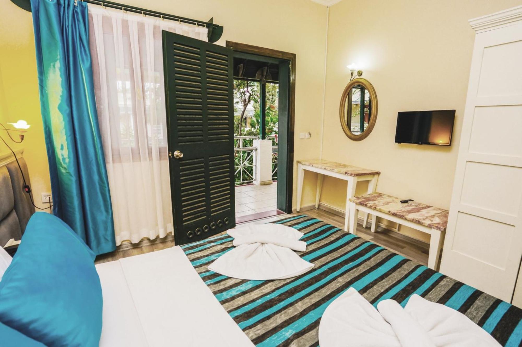 Otel Bleu Nuit + *
