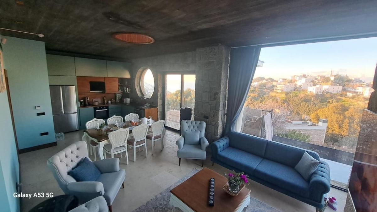 Oezel Havuzlu Tas Villa