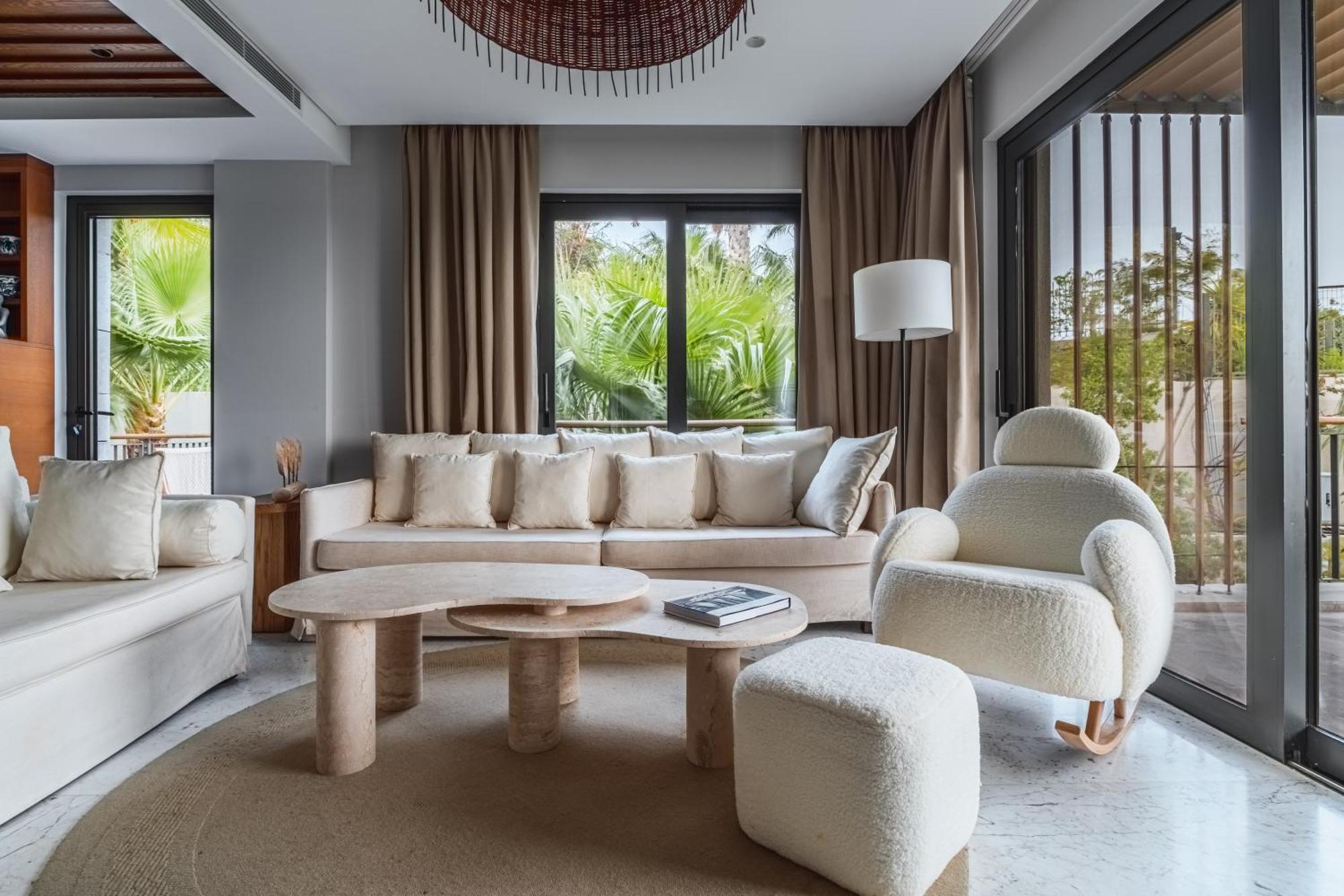 2-bedroom Beachfront Flat With Amenities