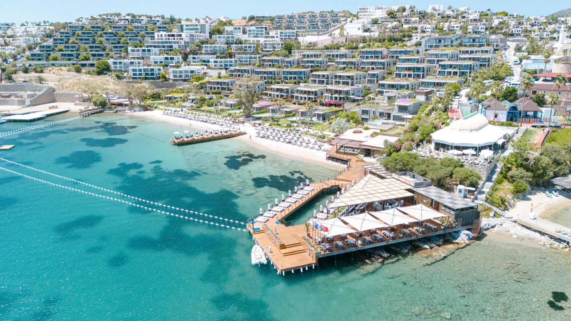 2-bedroom Beachfront Flat With Amenities *