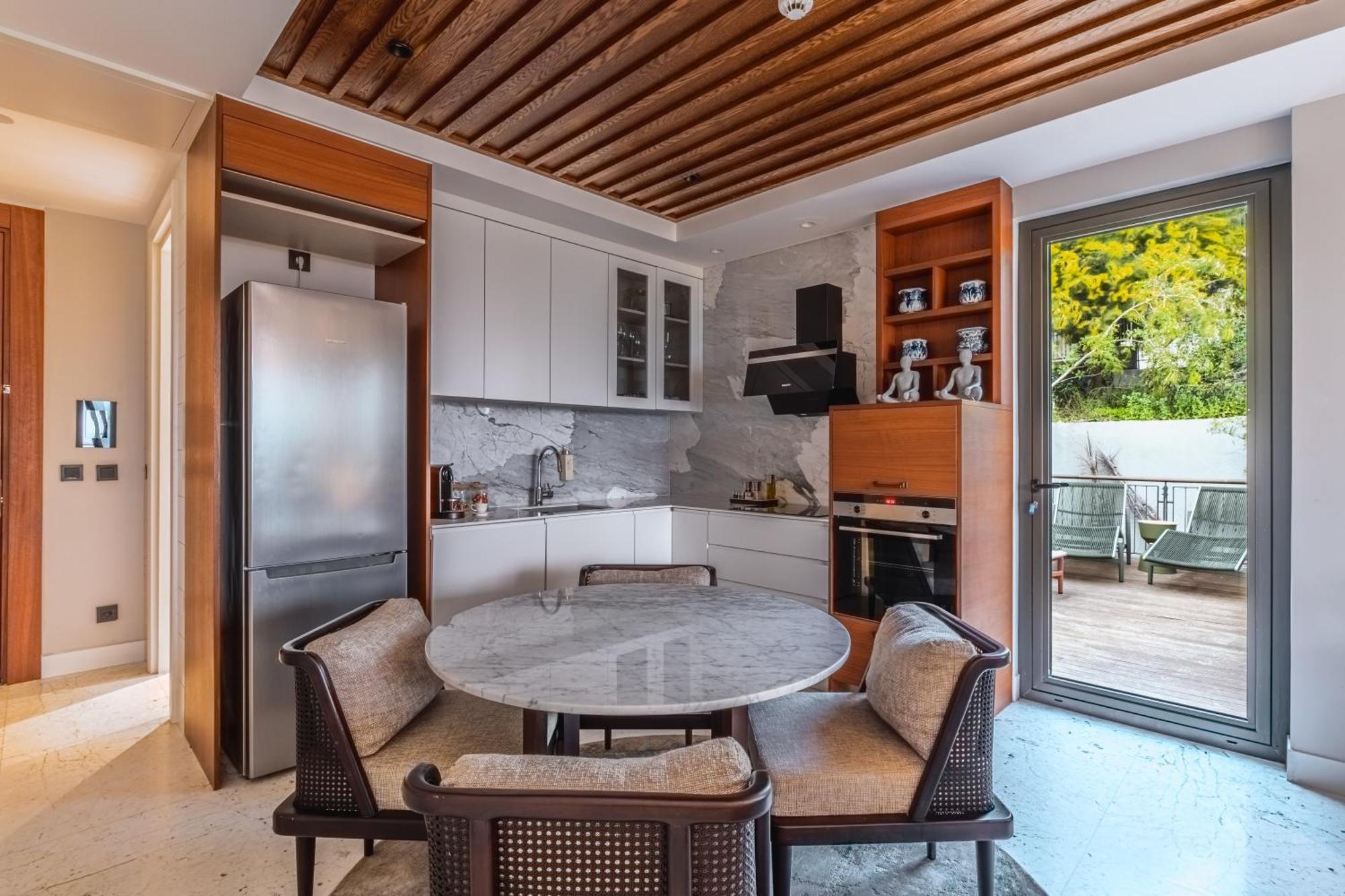 2-bedroom Beachfront Flat With Amenities Apartment
