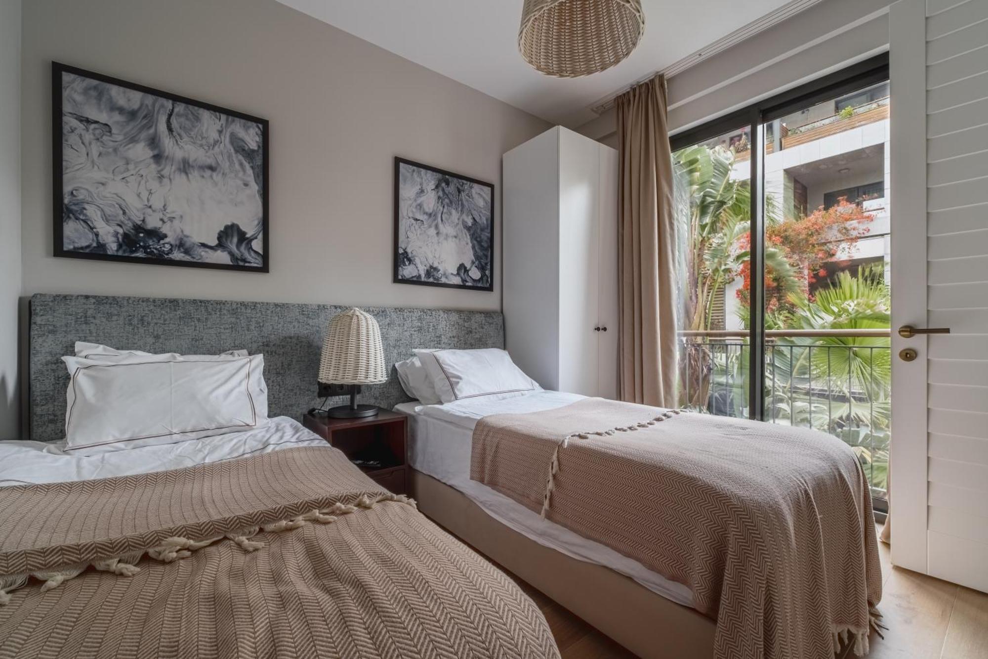 2-bedroom Beachfront Flat With Amenities *