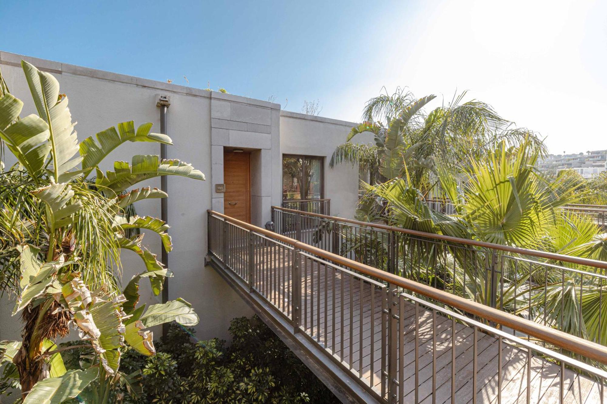 2-bedroom Beachfront Flat With Amenities Apartment