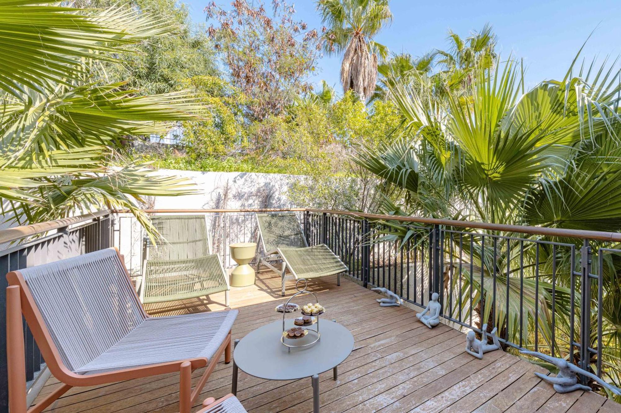 2-bedroom Beachfront Flat With Amenities *