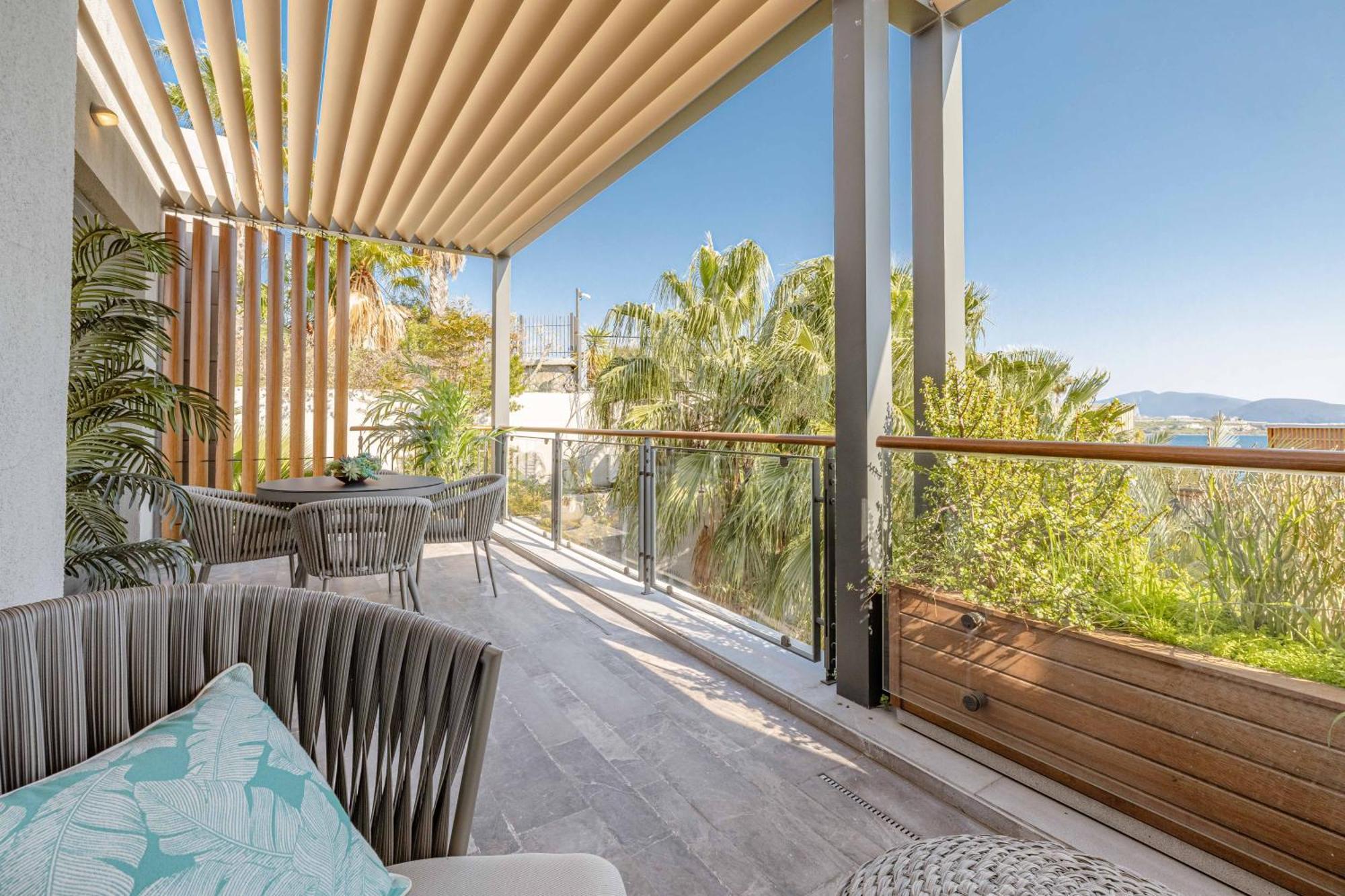 2-bedroom Beachfront Flat With Amenities