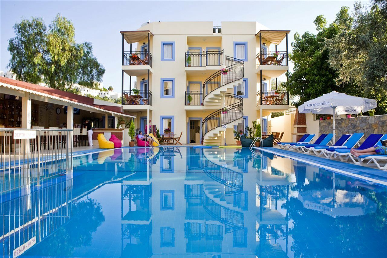 Merve Apartments, Your From In Bodrum, Street Cats Frequent The Property, Not Have Balconies , Ground Floor Have Terrace With Table And Chairs Aparthotel 2*