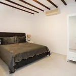 Flag Suites +12