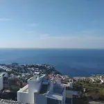 Yalikavakta Muhtesem Deniz Manzarali Bahceli Villa
