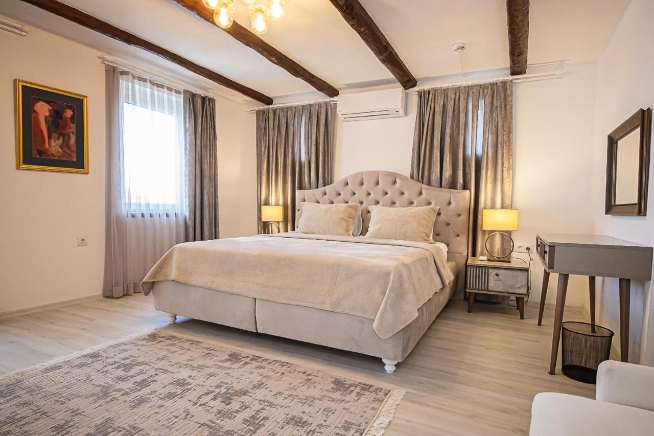 Hotel Flag +12 *