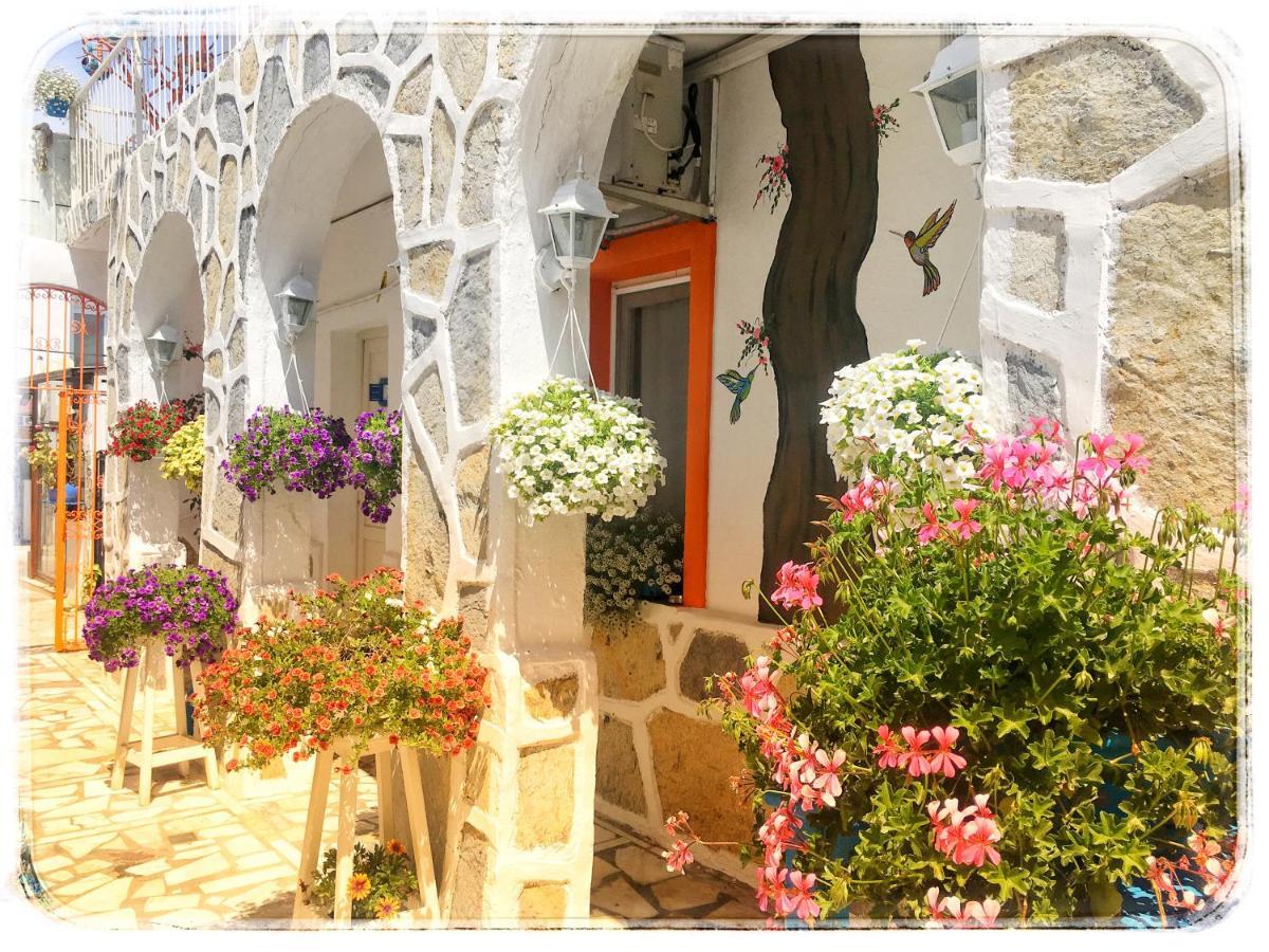 Sade Hotel *