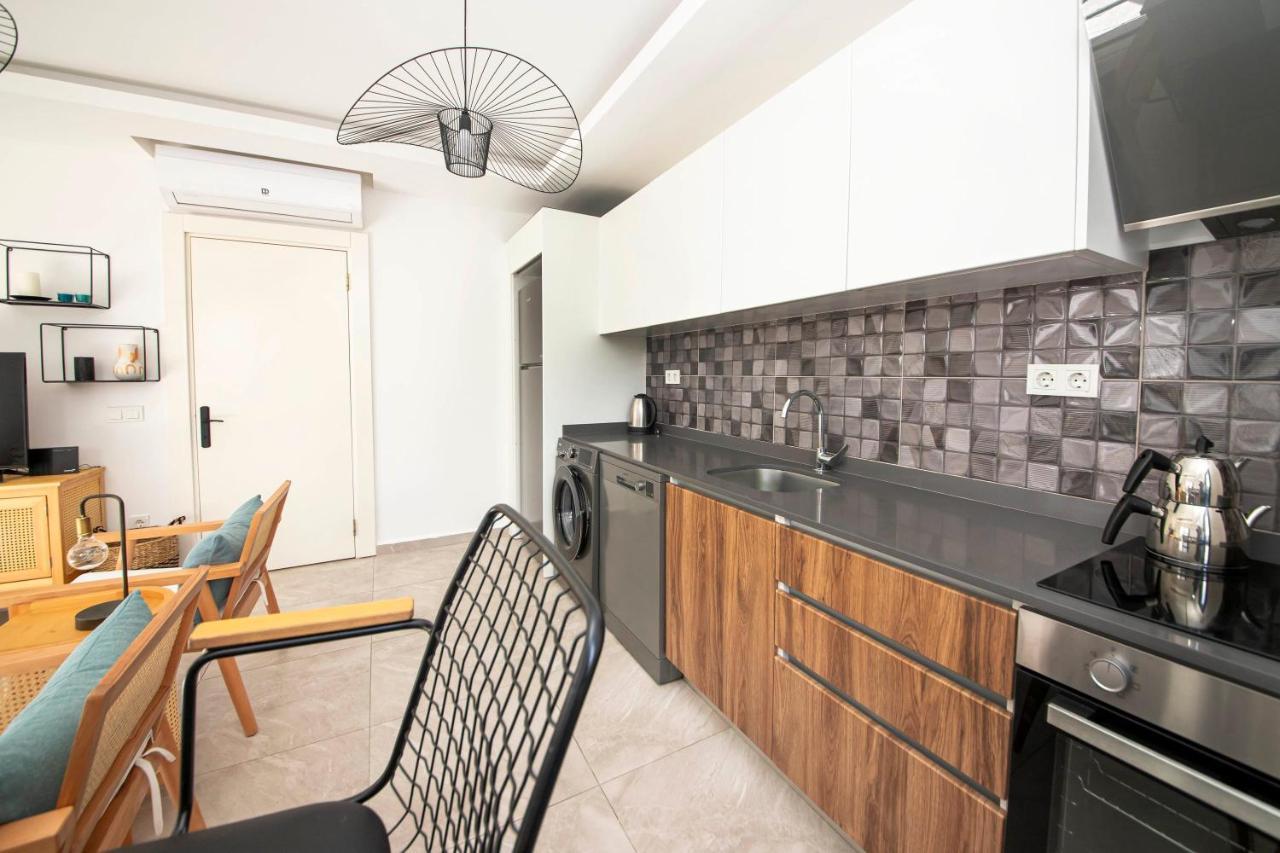 Vakantiehuis Amazing House With Balcony 1 Min Walking Distance To The In