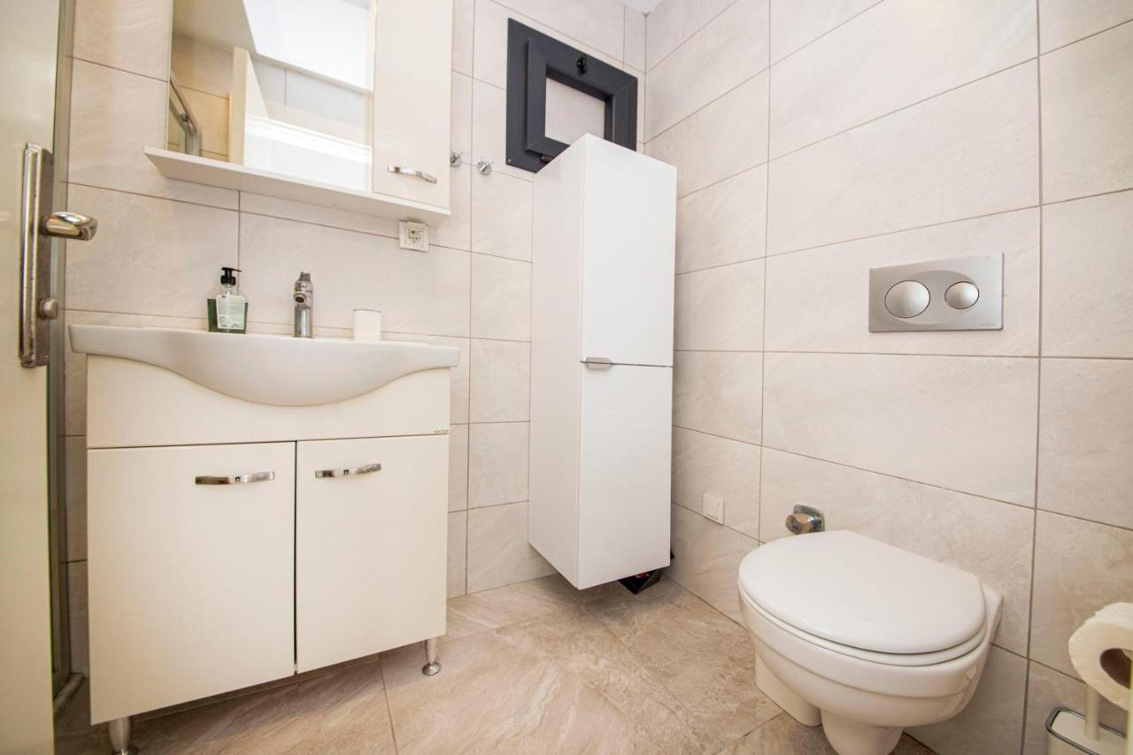 Amazing House With Balcony 1 Min Walking Distance To The In Vakantiehuis