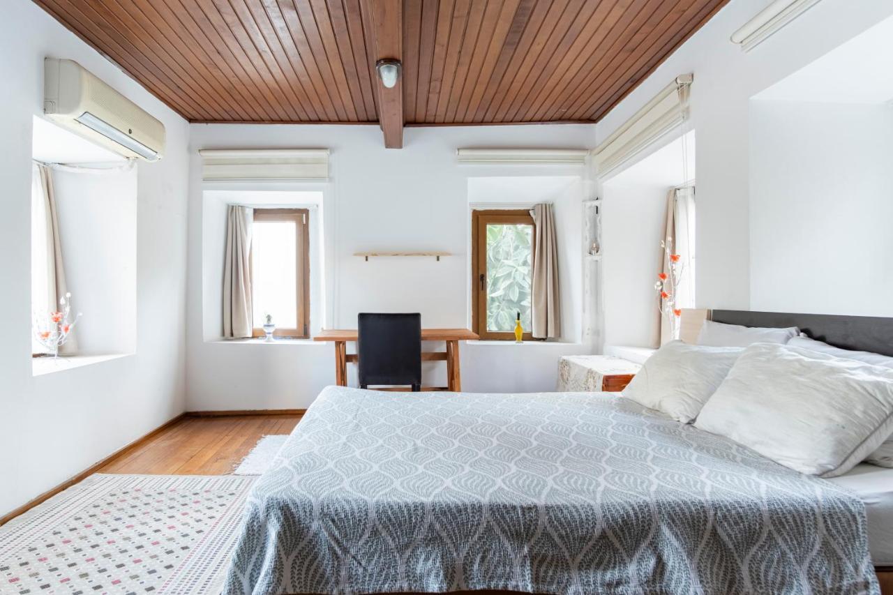 18th Century Renovated Stone House, Terrace, Free Fast Wi-fi Apartment
