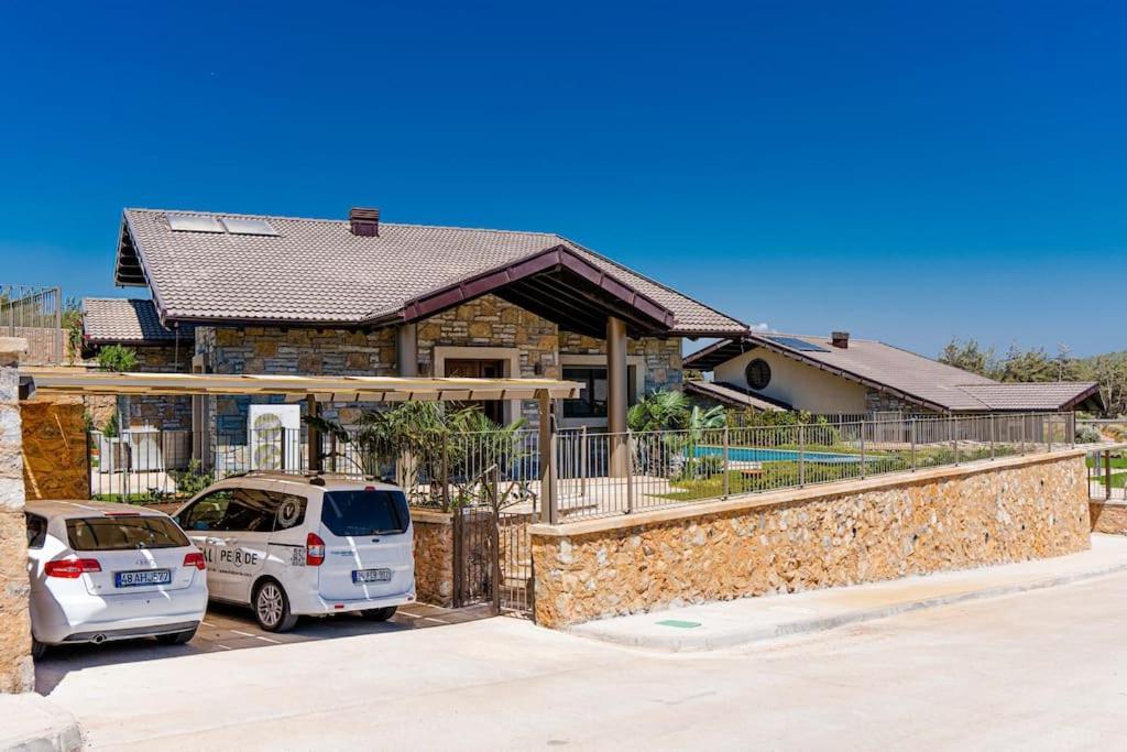 Enjoy Playing Golf, Where Luxury Meets Peace. *