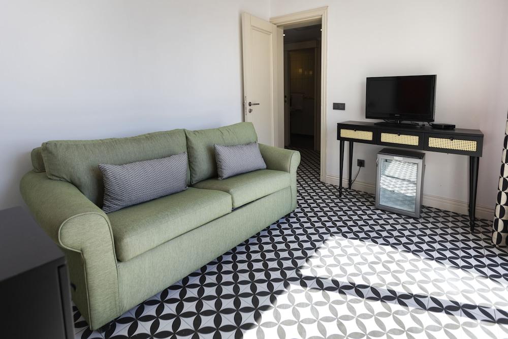 Manastir & Hotel 4*