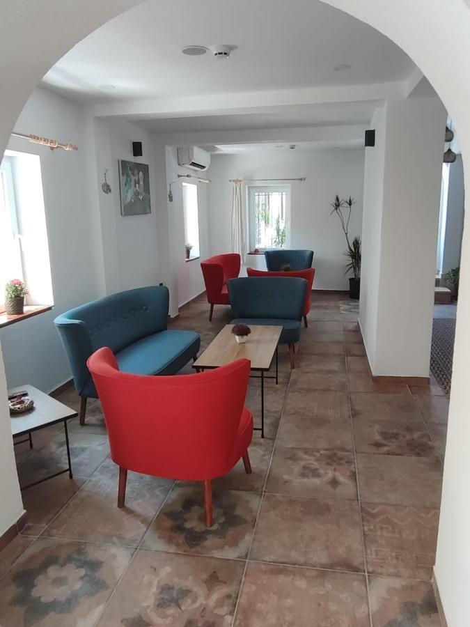 The Professor's Otel *