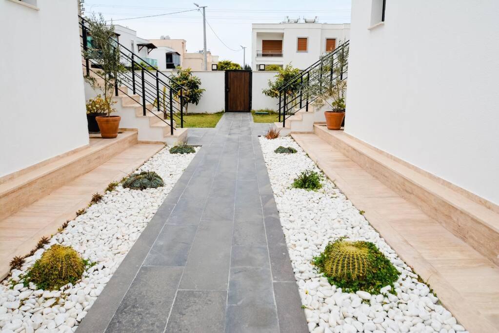 Apartment 300m To 2 Bedroom Upstairs Flat With Pool - Yeni Duenya B2 *