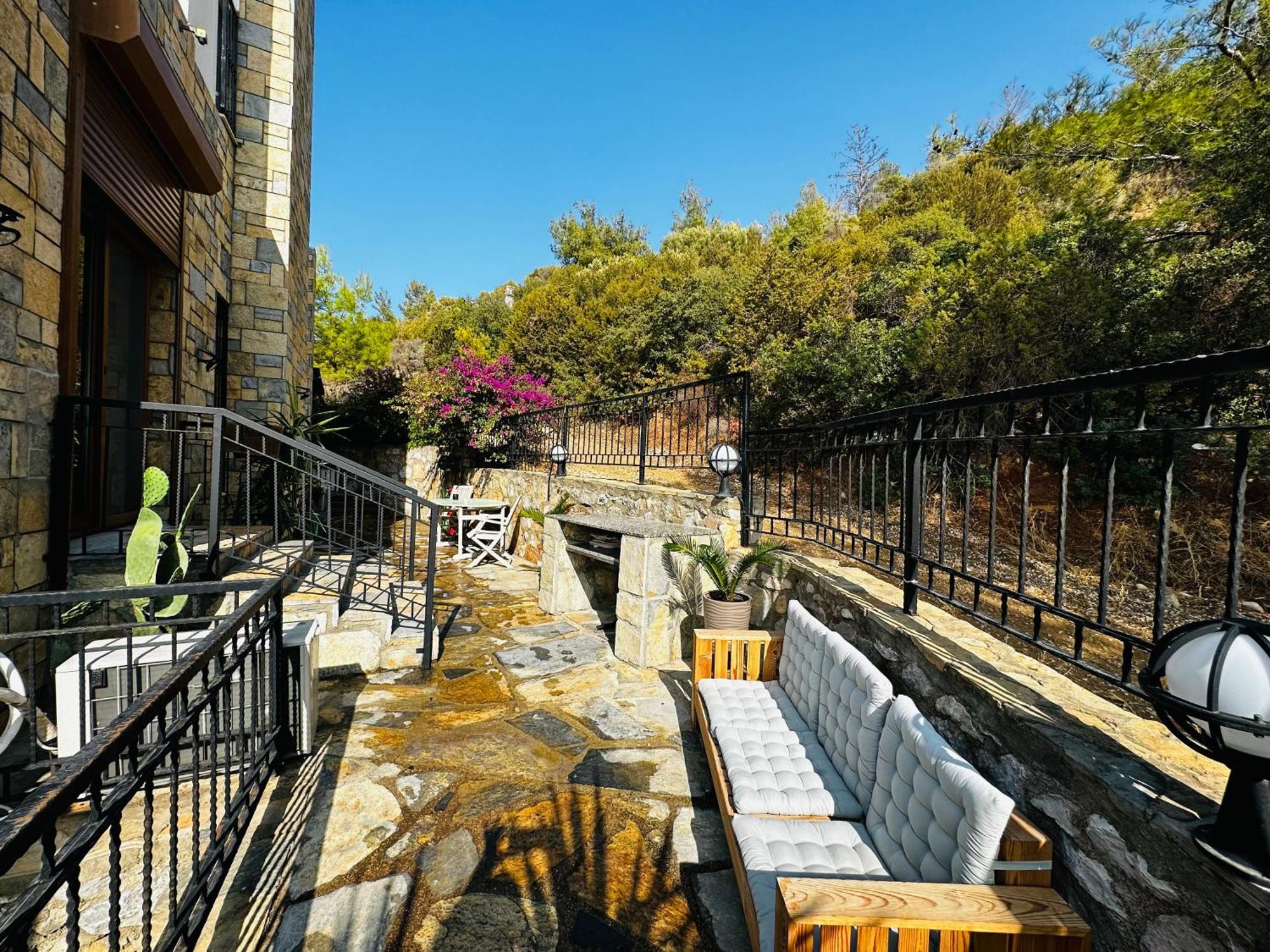 Deniz Manzarali Tas Villa