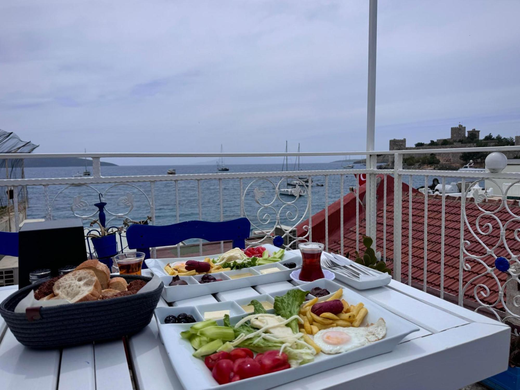 Bed & Breakfast White And Blue 2*