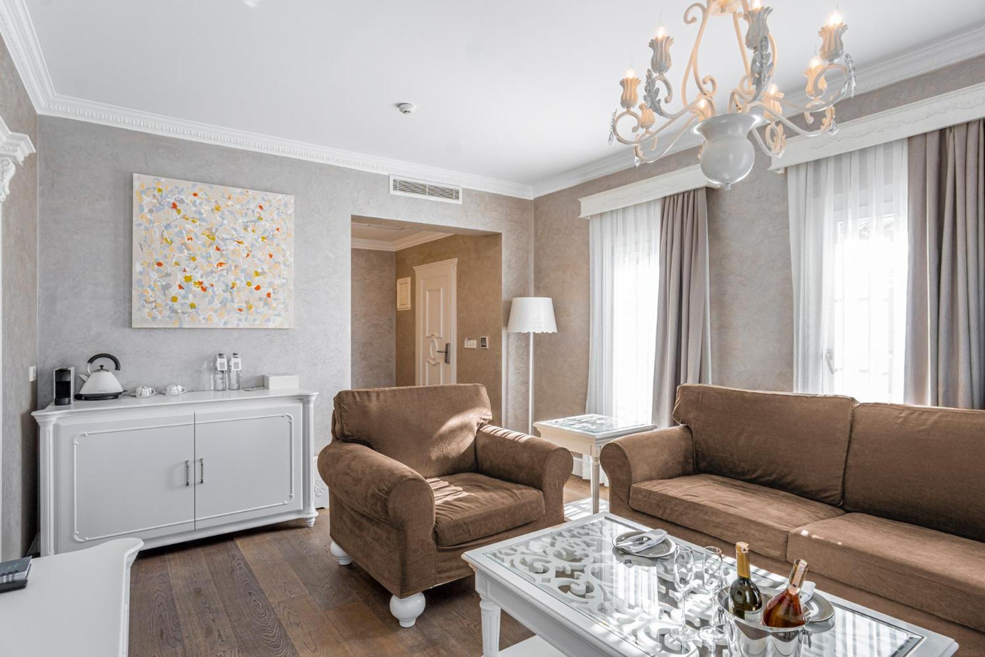 Ena Boutique & Residences Hotel 4*