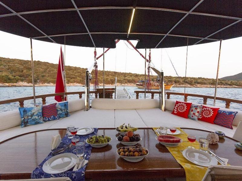 Botel Saracoglu Vip
