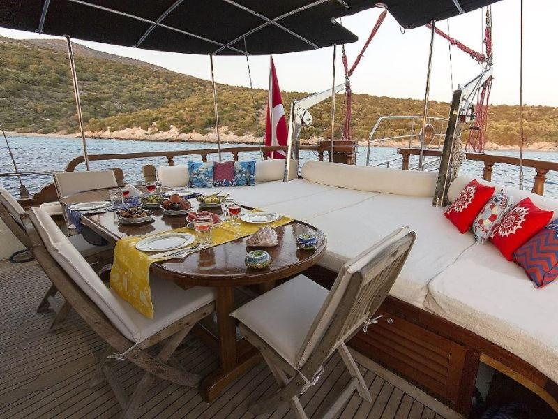 Botel Saracoglu Vip