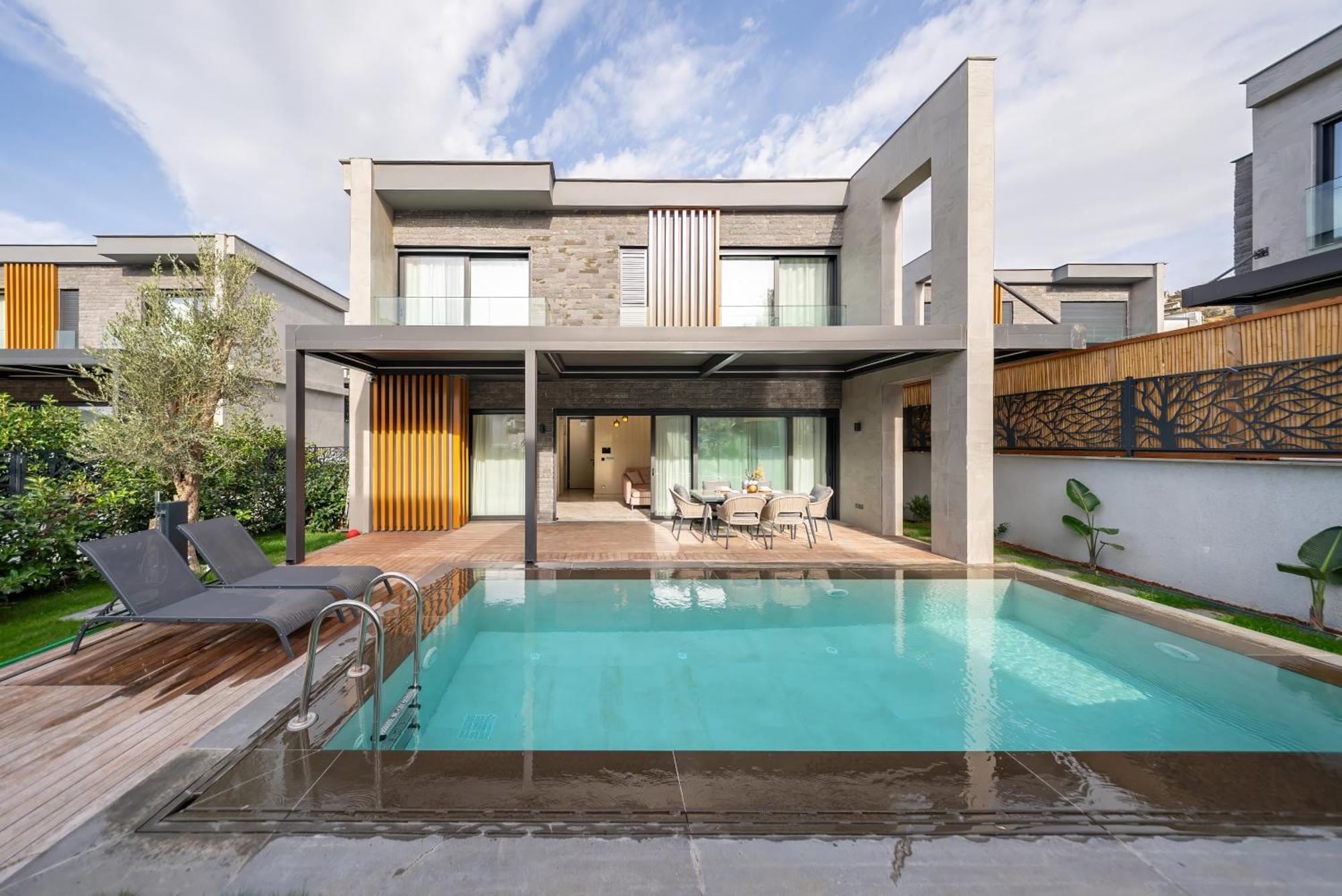 Villa With Private Swimming Pool In *