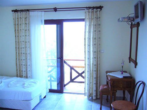Castelino Akyarlar Hotel 2*