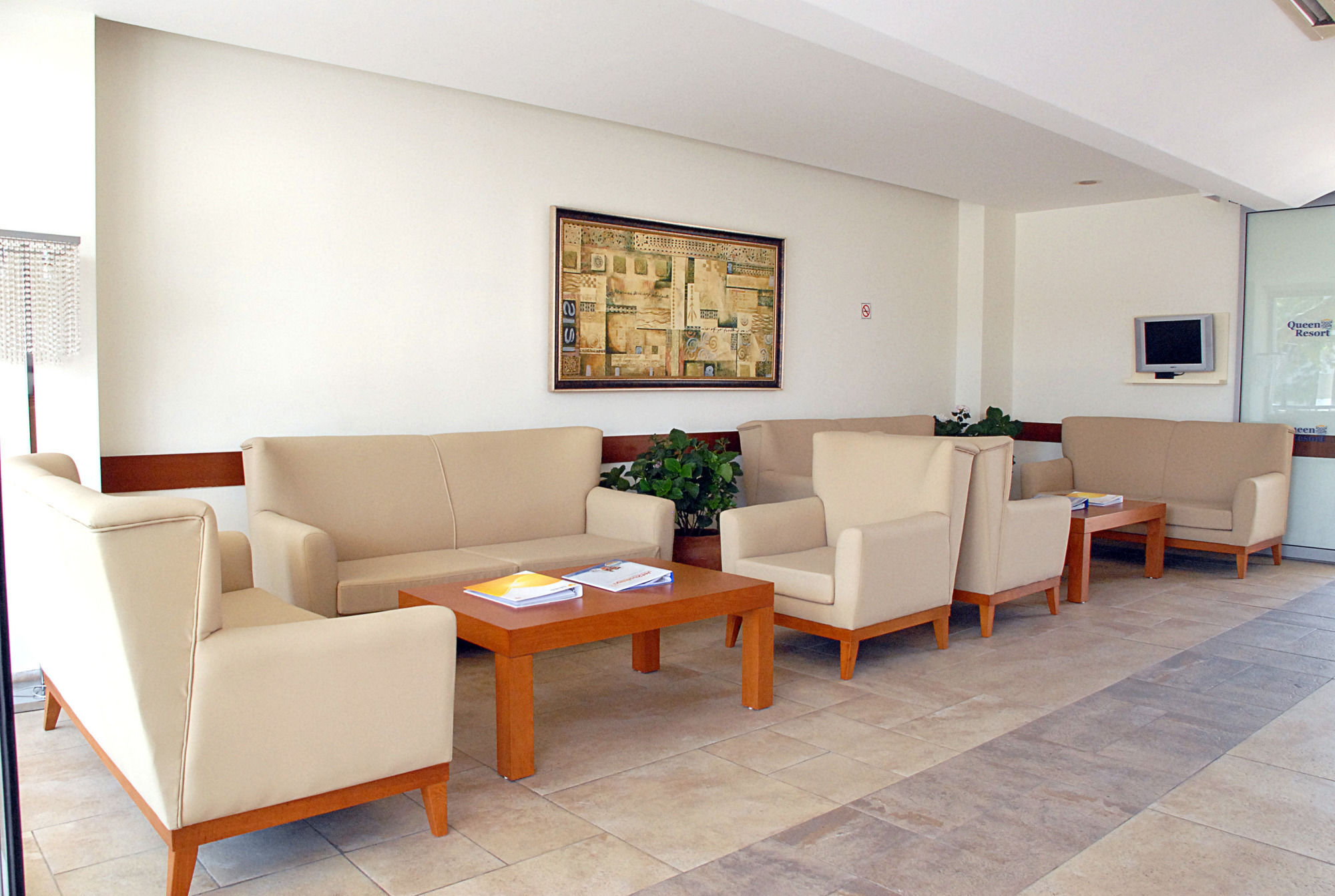 Aparthotel Queen By Important Group Travel 3*