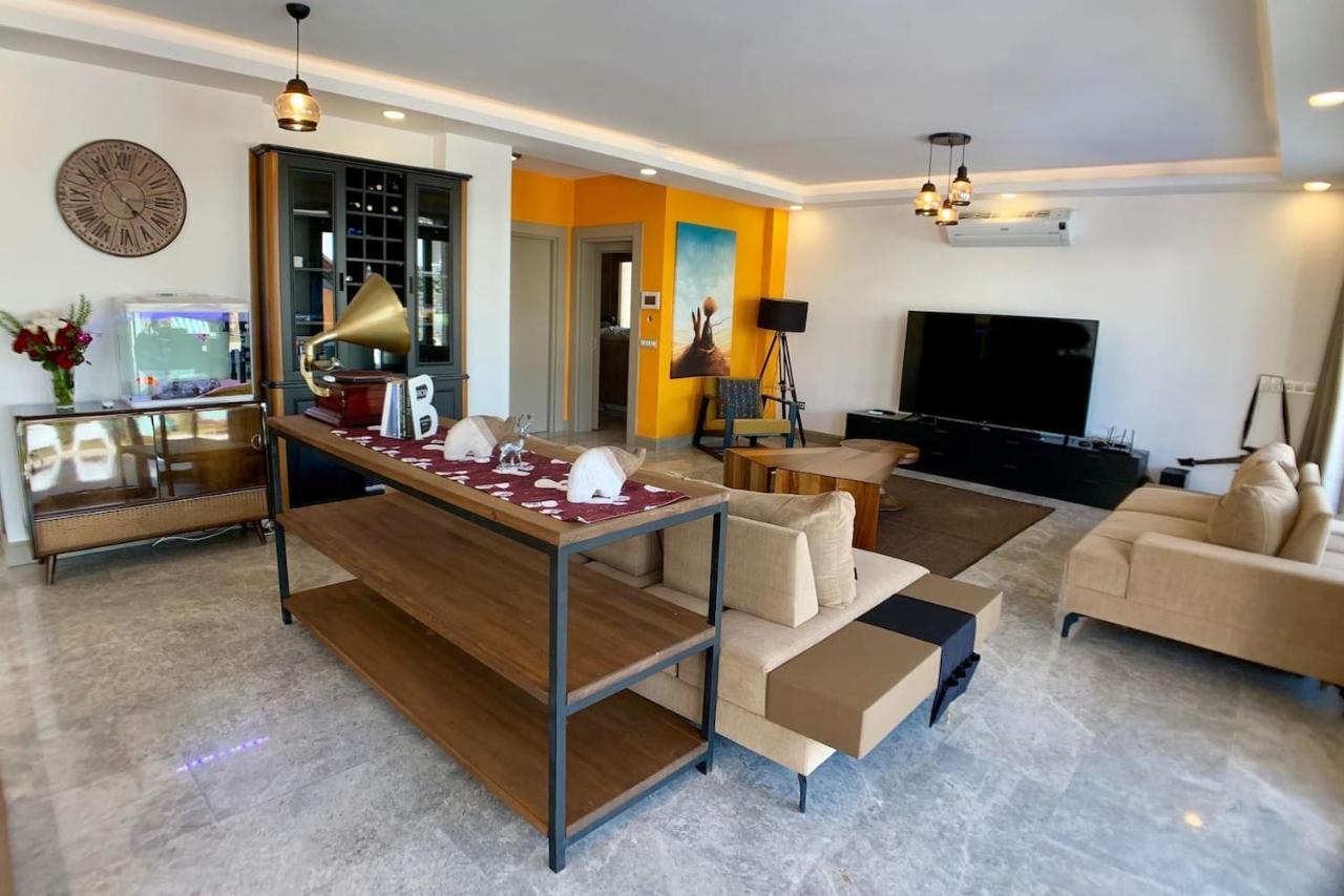 Ultra Luxury Private With Swimming Pool