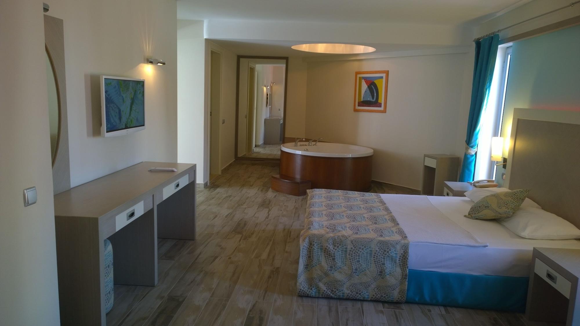 Queen By Important Group Travel Aparthotel