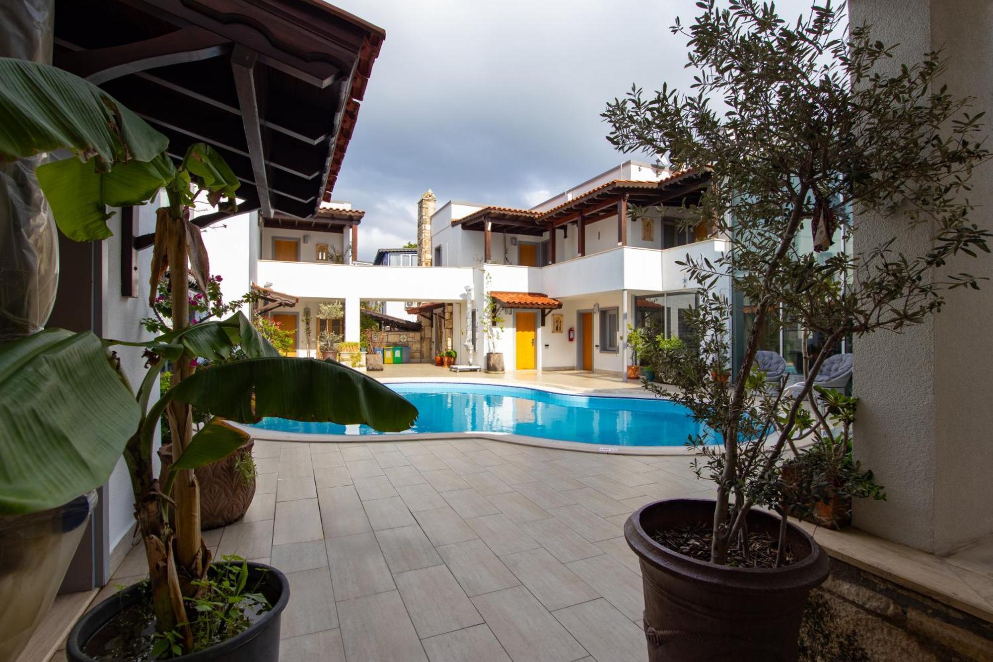 Pier Marina Hotel *