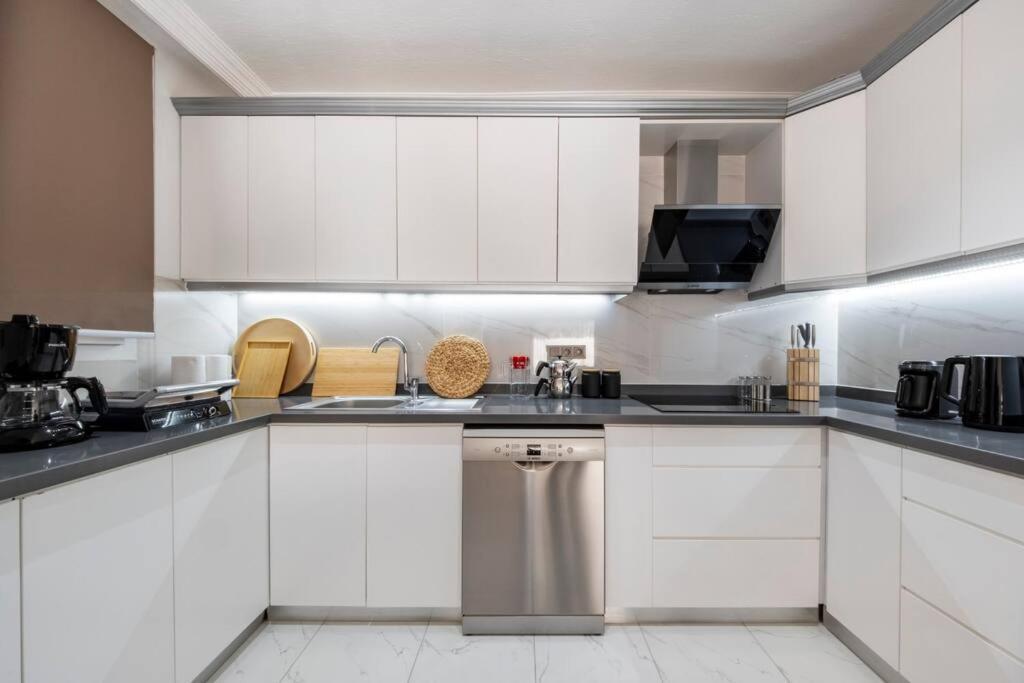 Brand New 2 Bedroom Modern Flat In Center Apartment