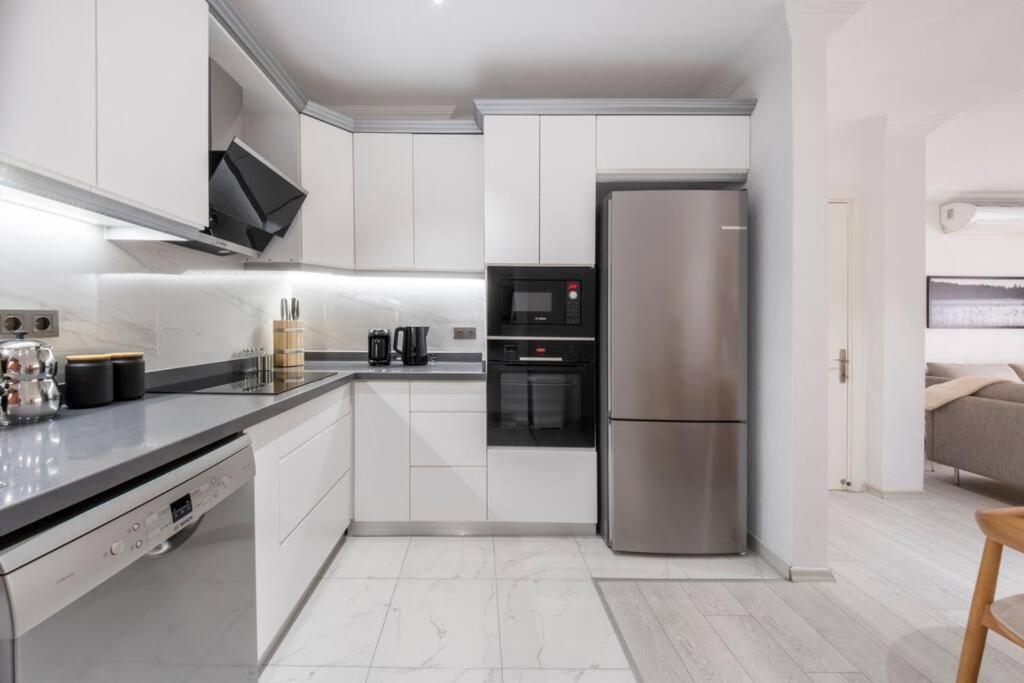 Brand New 2 Bedroom Modern Flat In Center Apartment *