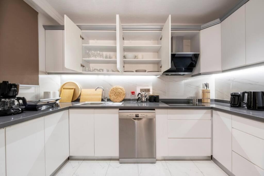 Brand New 2 Bedroom Modern Flat In Center Apartment